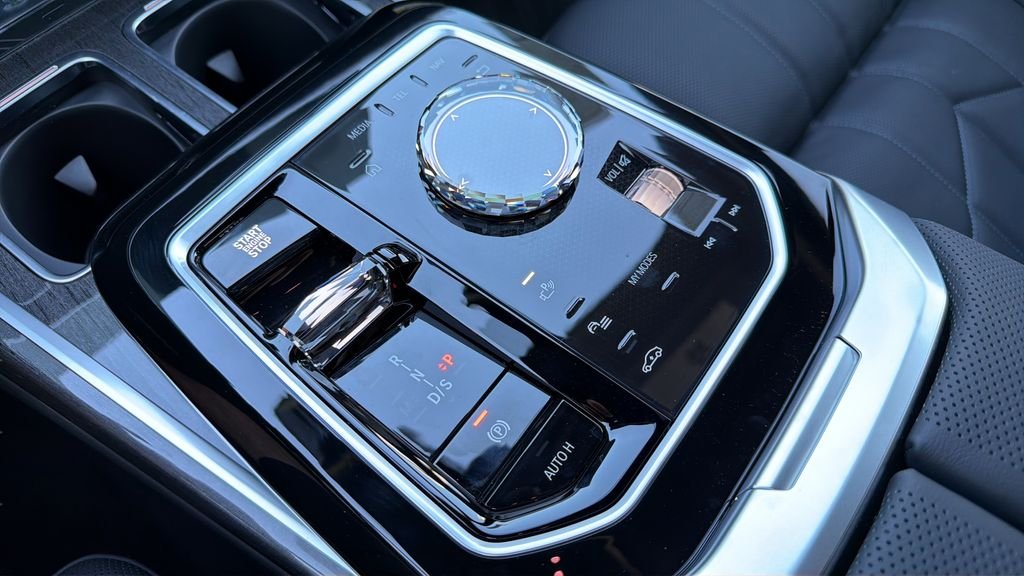 New 2026 Mineral White Metallic BMW 760i xDrive image 27