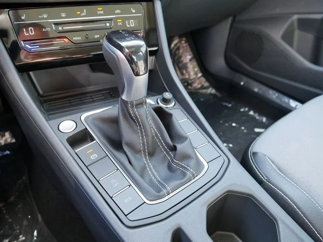 2025 Volkswagen Jetta SE - Photo 11