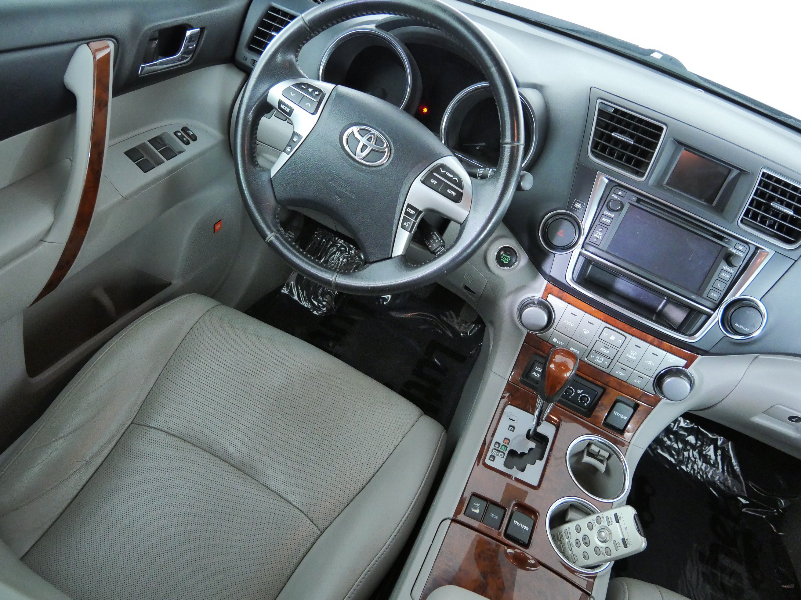 Used 2013 Black Toyota Limited image 9