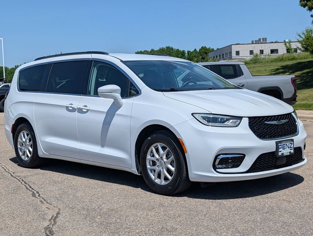 2022 Chrysler Pacifica Touring L's photo