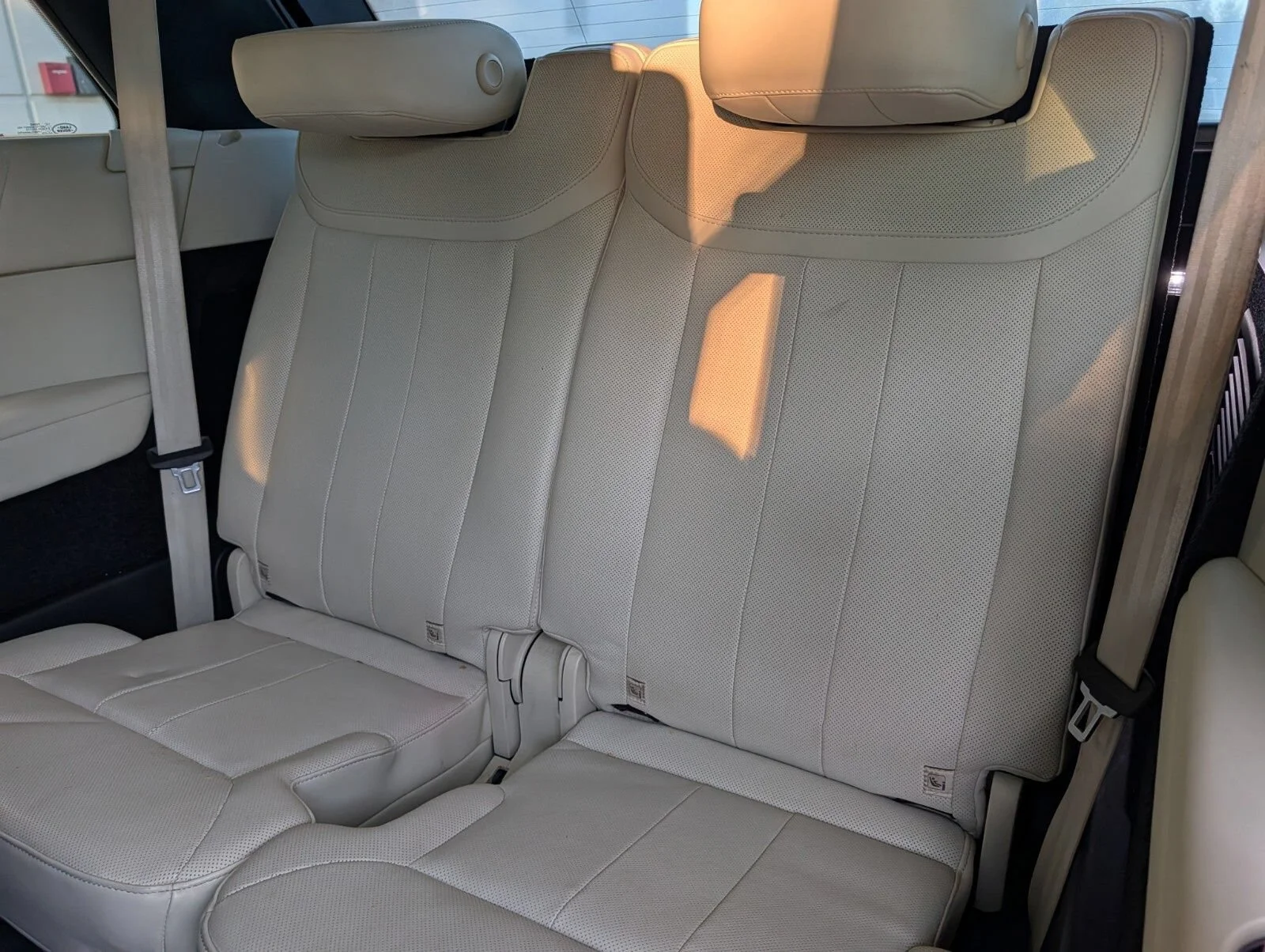 Used 2023  Land Rover SE image 18