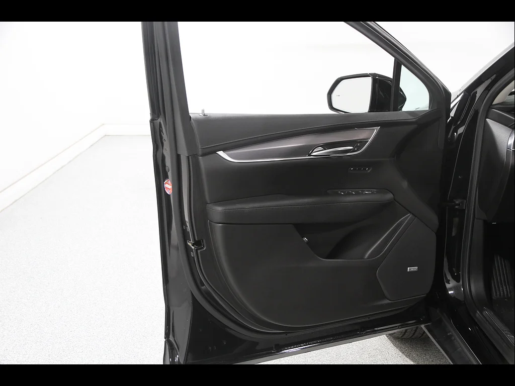 Used 2019 Stellar Black Metallic Cadillac Luxury image 4
