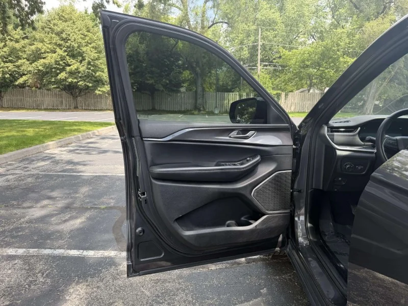 Used 2022  Jeep Laredo image 18