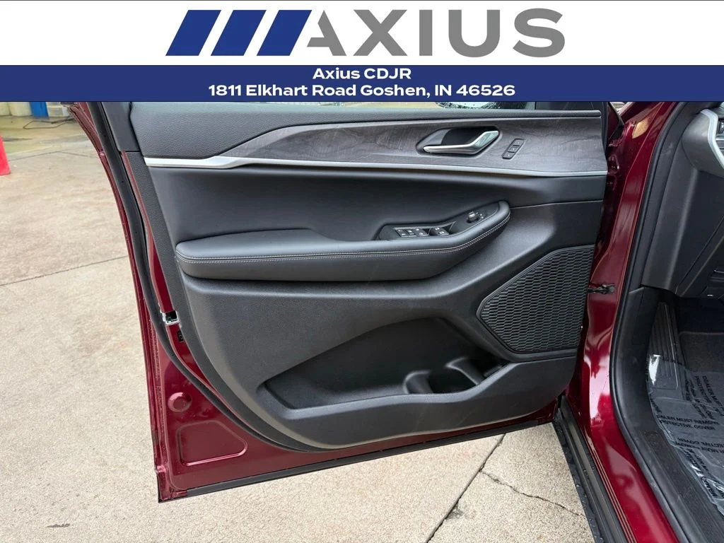 New 2025 Velvet Red Pearl-Coat Exterior Paint Jeep Limited image 13