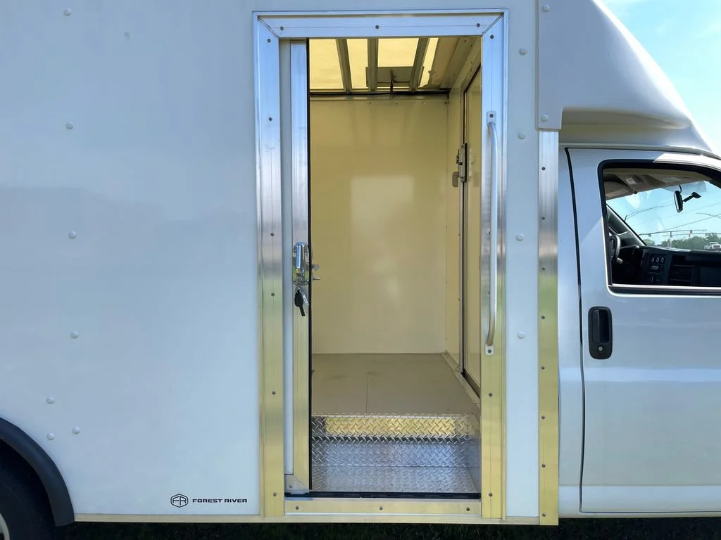 New 2025 Summit White GMC 1WT image 25