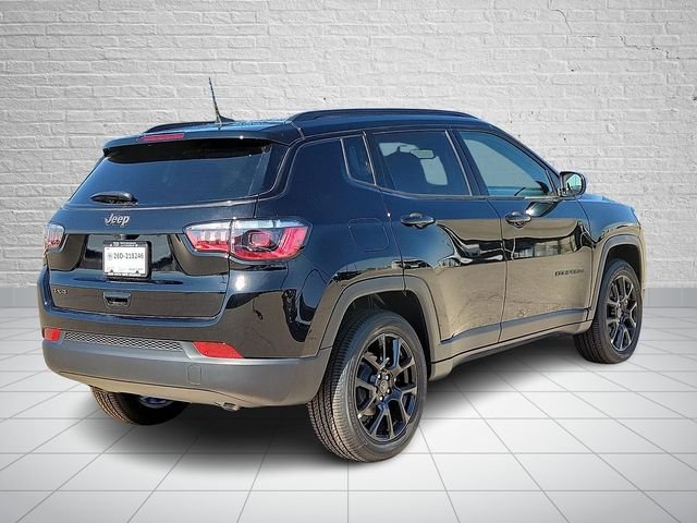 New 2026 Diamond Black Crystal Pearlcoat Jeep Latitude image 4