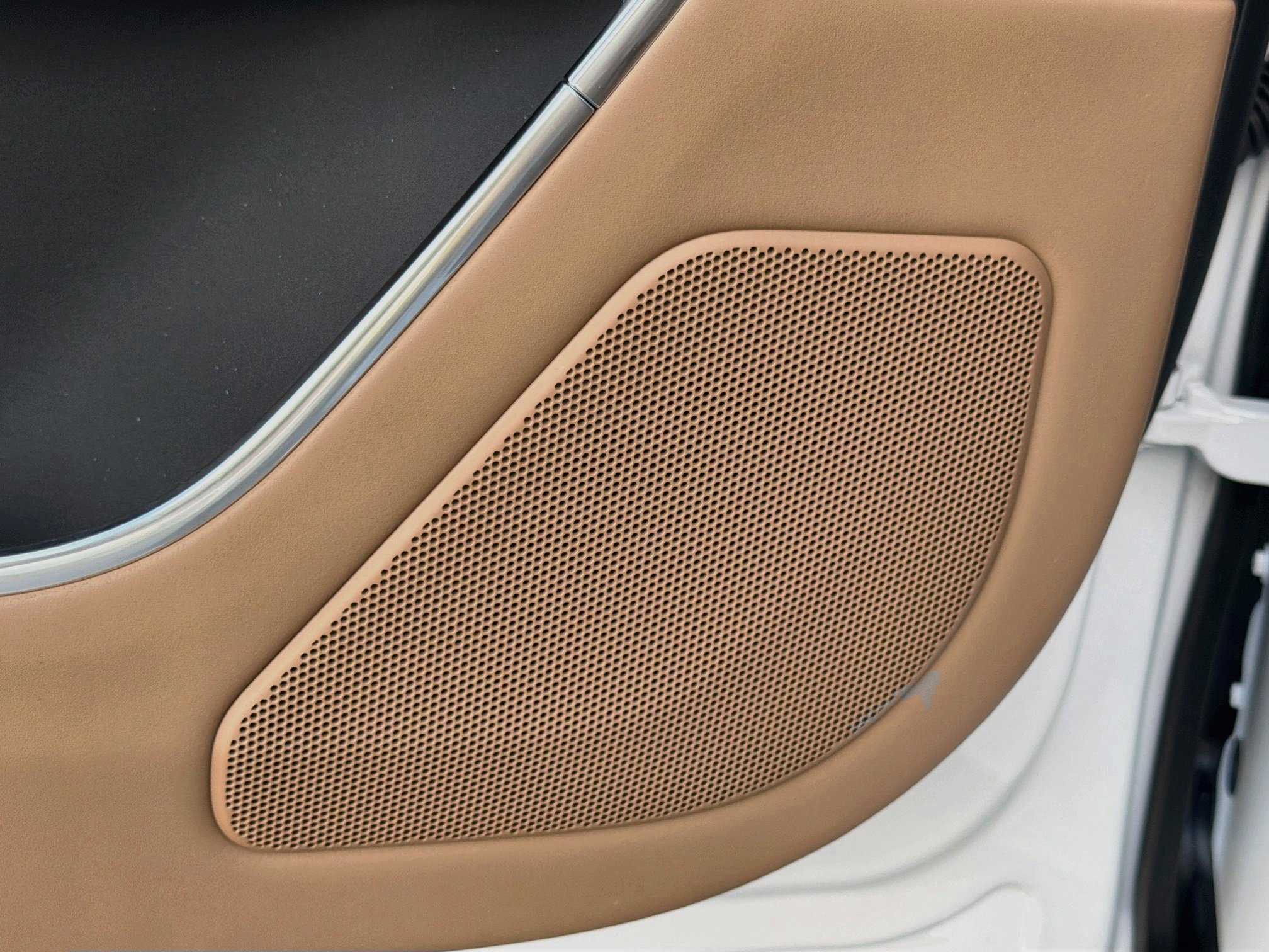 New 2027 Ostuni Pearl White LAND ROVER SE image 25