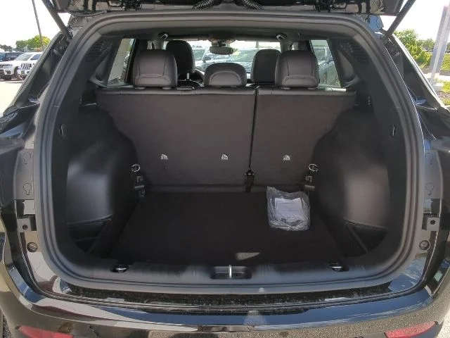 New 2026 Black Jeep Latitude image 31