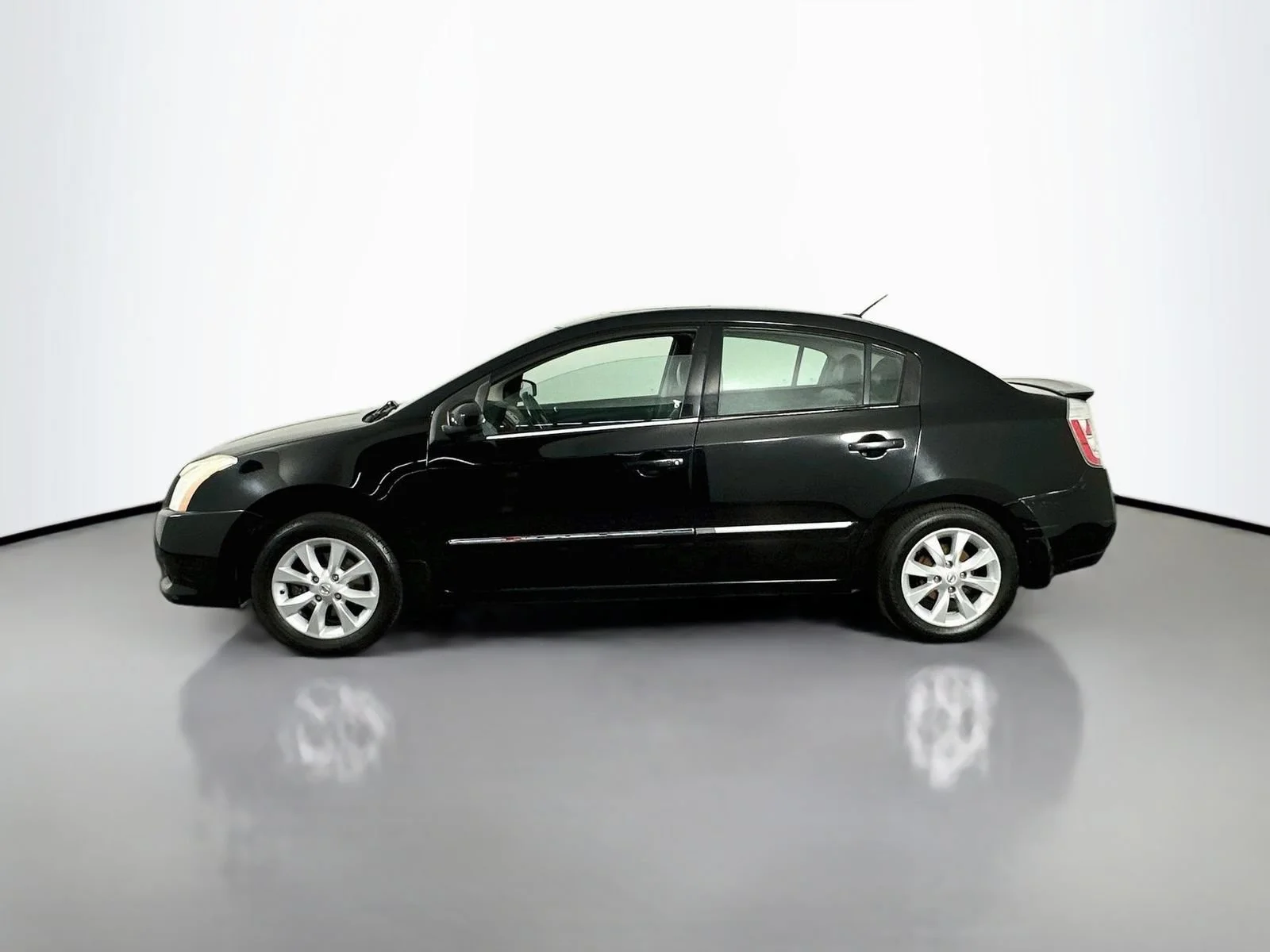 Used 2011 Black Nissan 2.0 SL image 5