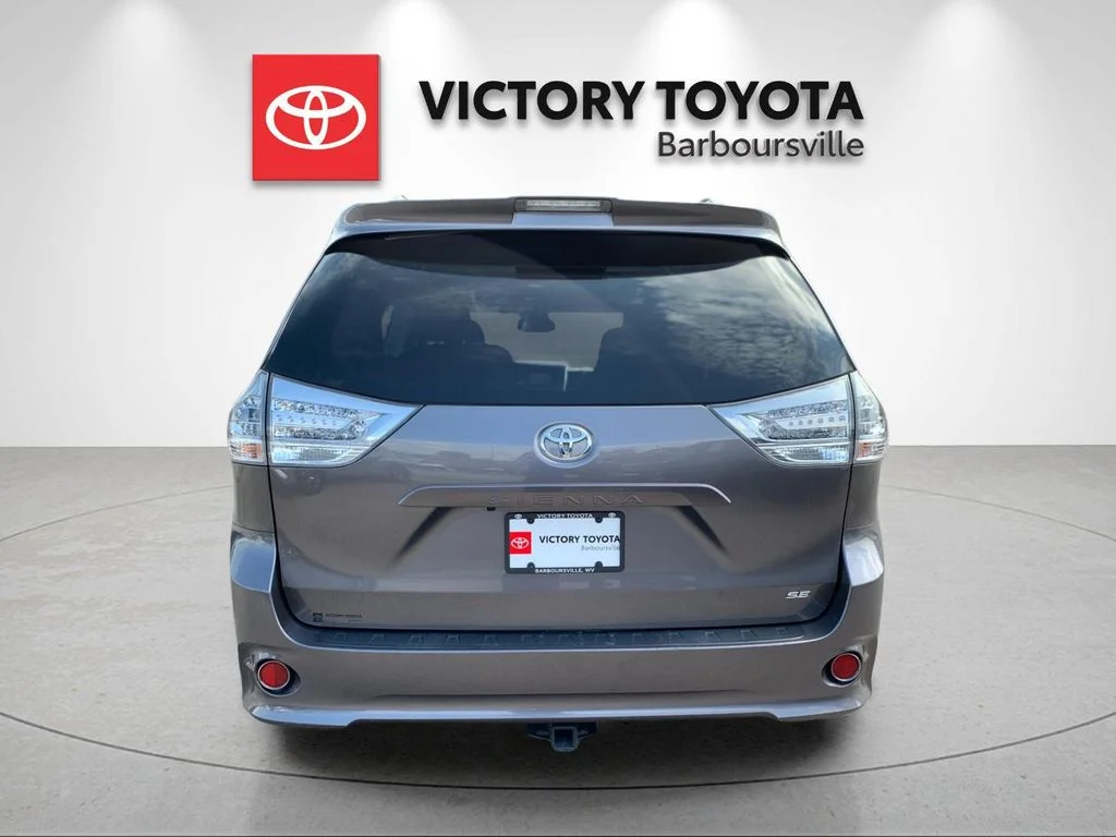 Used 2018 Gray Toyota SE Premium image 4