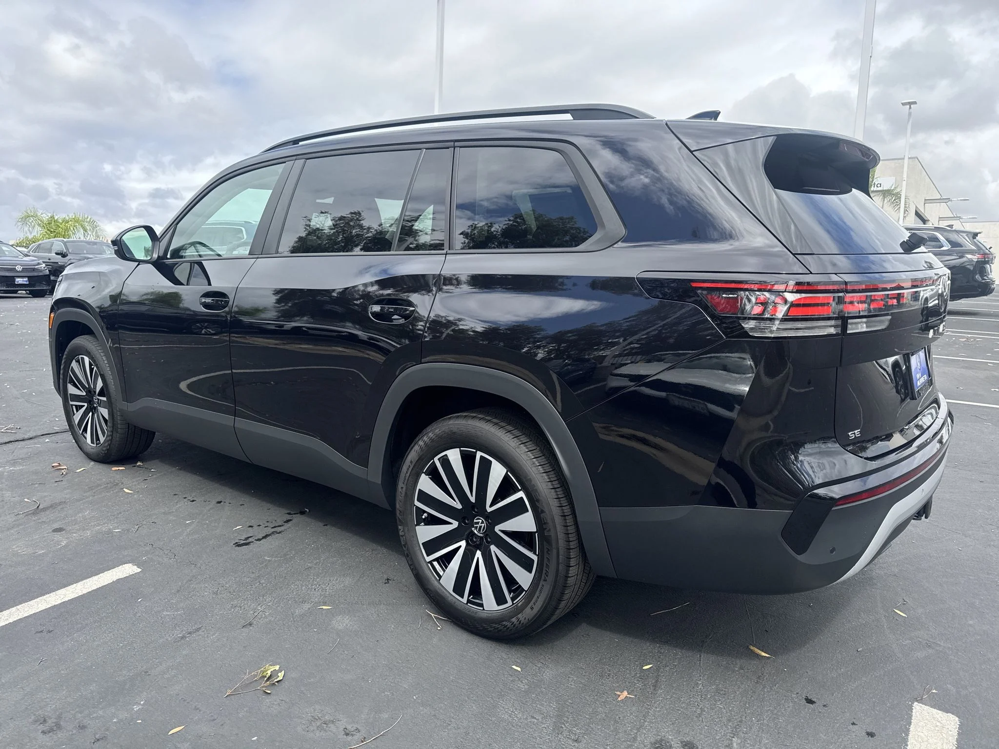 New 2027 Deep Black Pearl Volkswagen SE w/Technology image 5