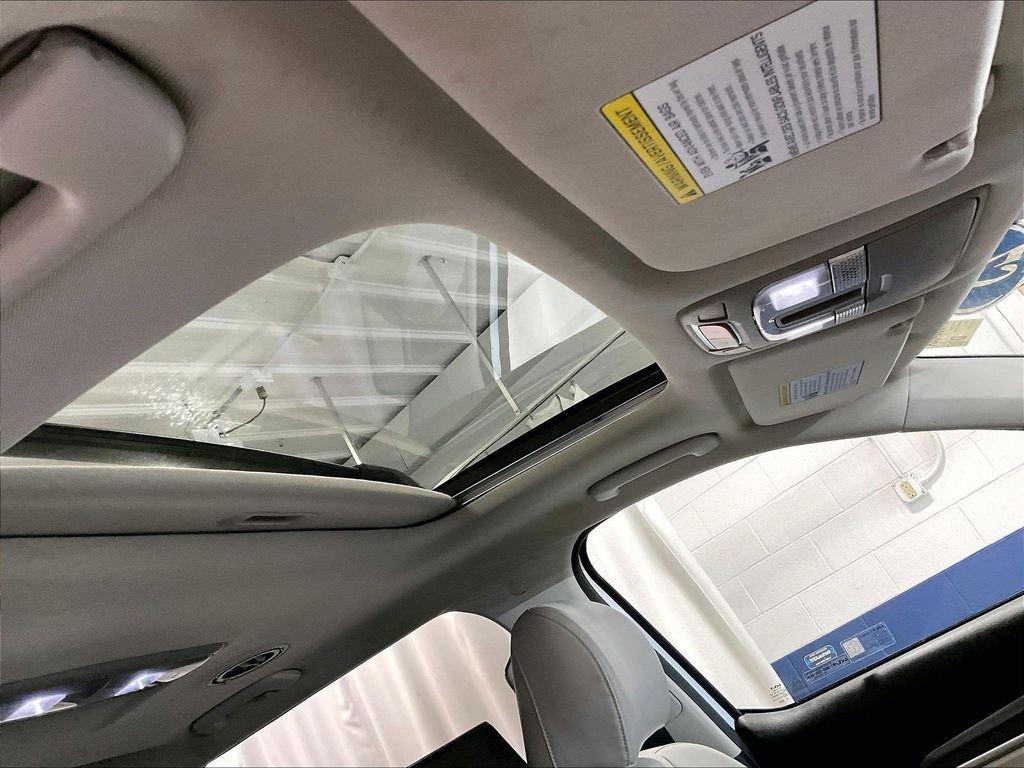 Used 2023 White Kia S image 22