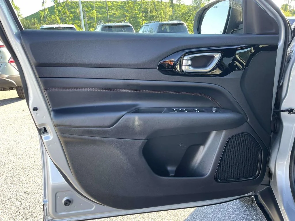 Used 2024 Silver Zynith Metallic Clearcoat Jeep Trailhawk image 5