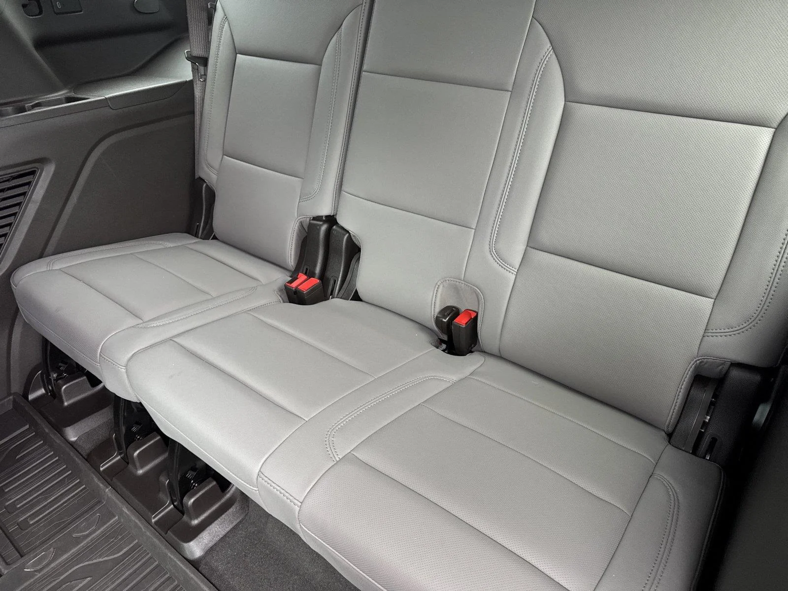 Used 2025 Summit White GMC Elevation image 34