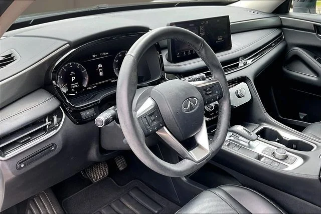 Used 2023 White INFINITI LUXE image 13