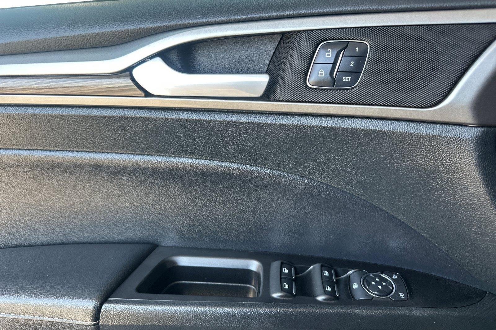 Used 2017 Magnetic Ford SE image 11