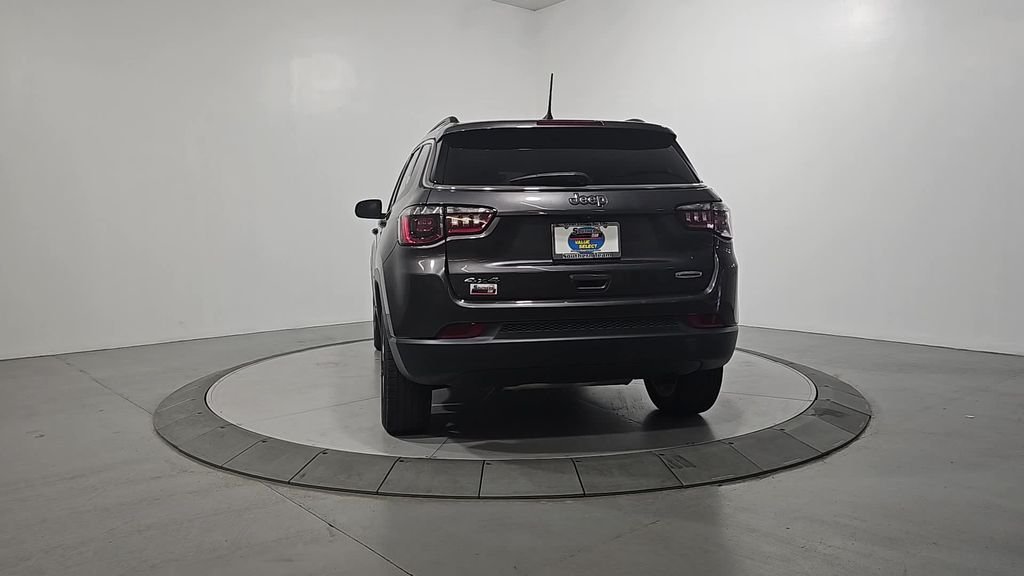 Used 2022 Gray Jeep Latitude Lux image 4