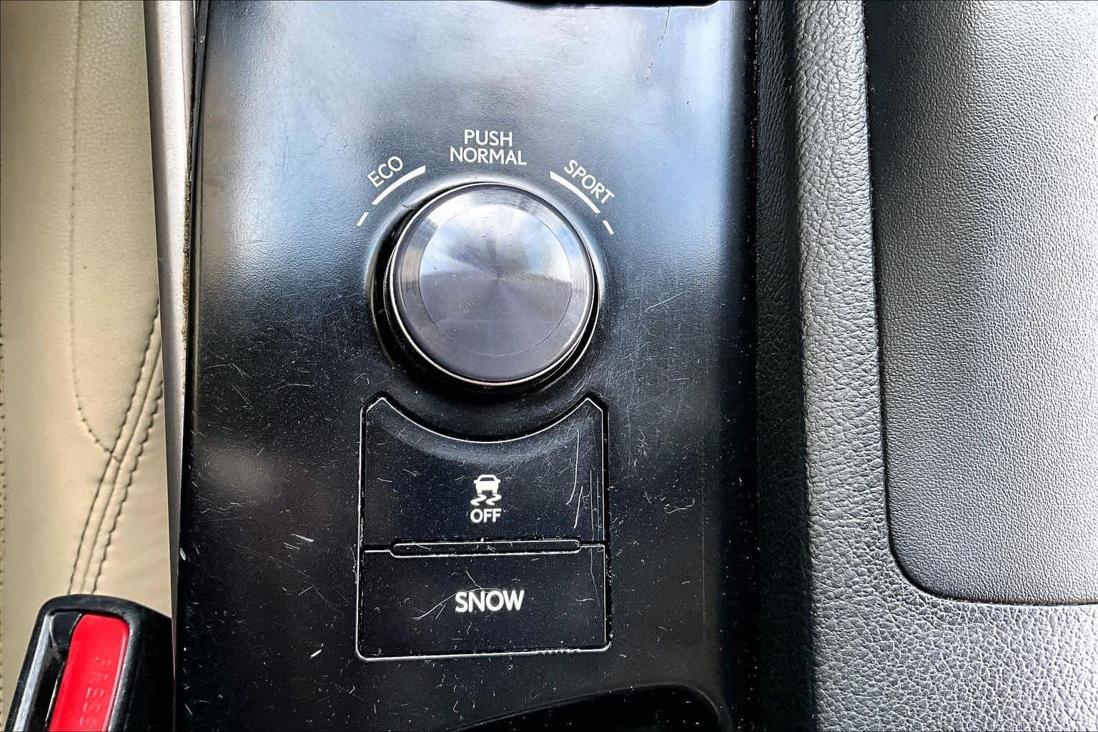 Used 2014 Starfire Pearl Lexus  image 36