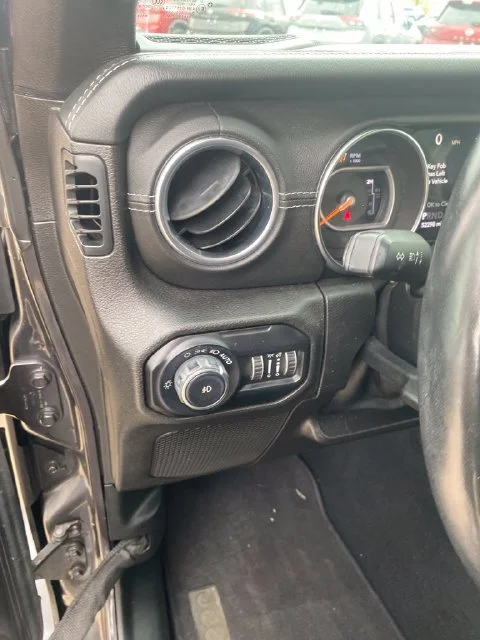 Used 2019 Granite Crystal Clearcoat Metallic Jeep Unlimited Sahara image 27