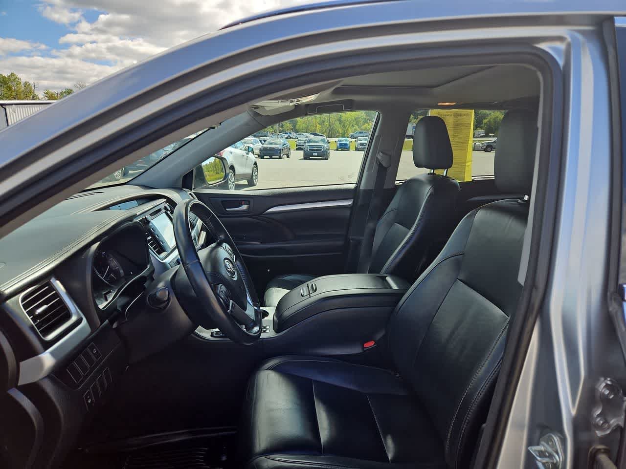 Used 2015 Silver Sky Metallic Toyota XLE image 24