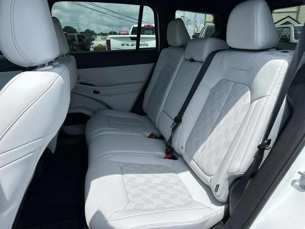 New 2026 Bright White Clear-Coat Exterior Paint Jeep Overland image 16