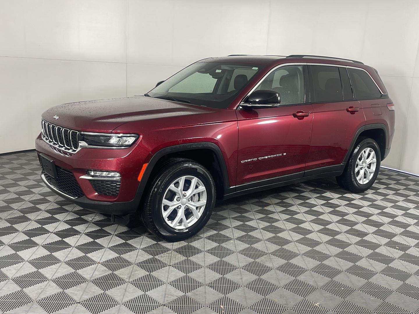 Used 2023 Velvet Red Pearlcoat Jeep Limited image 1