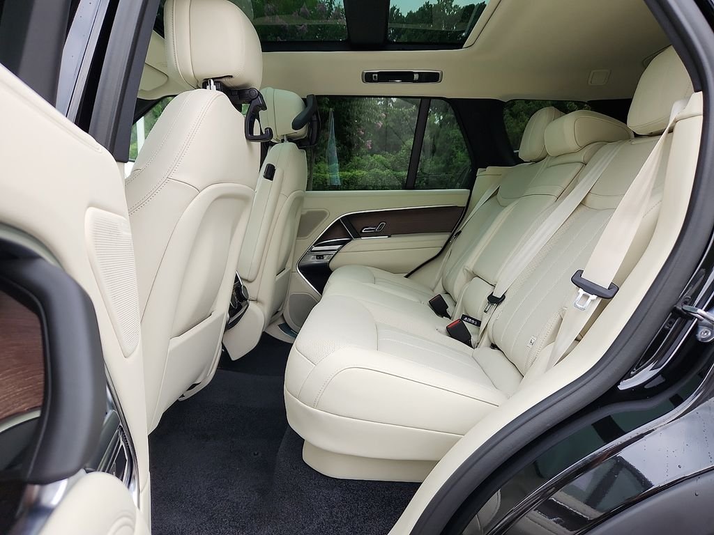 New 2026 Santorini Black Land Rover SE image 5