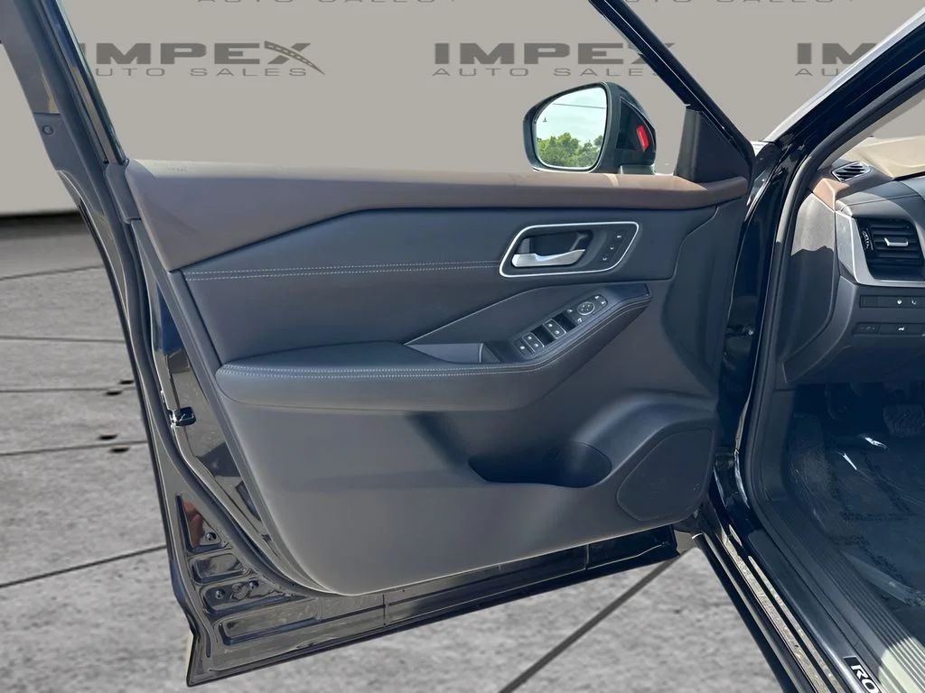 Used 2023 Black Nissan Platinum image 18