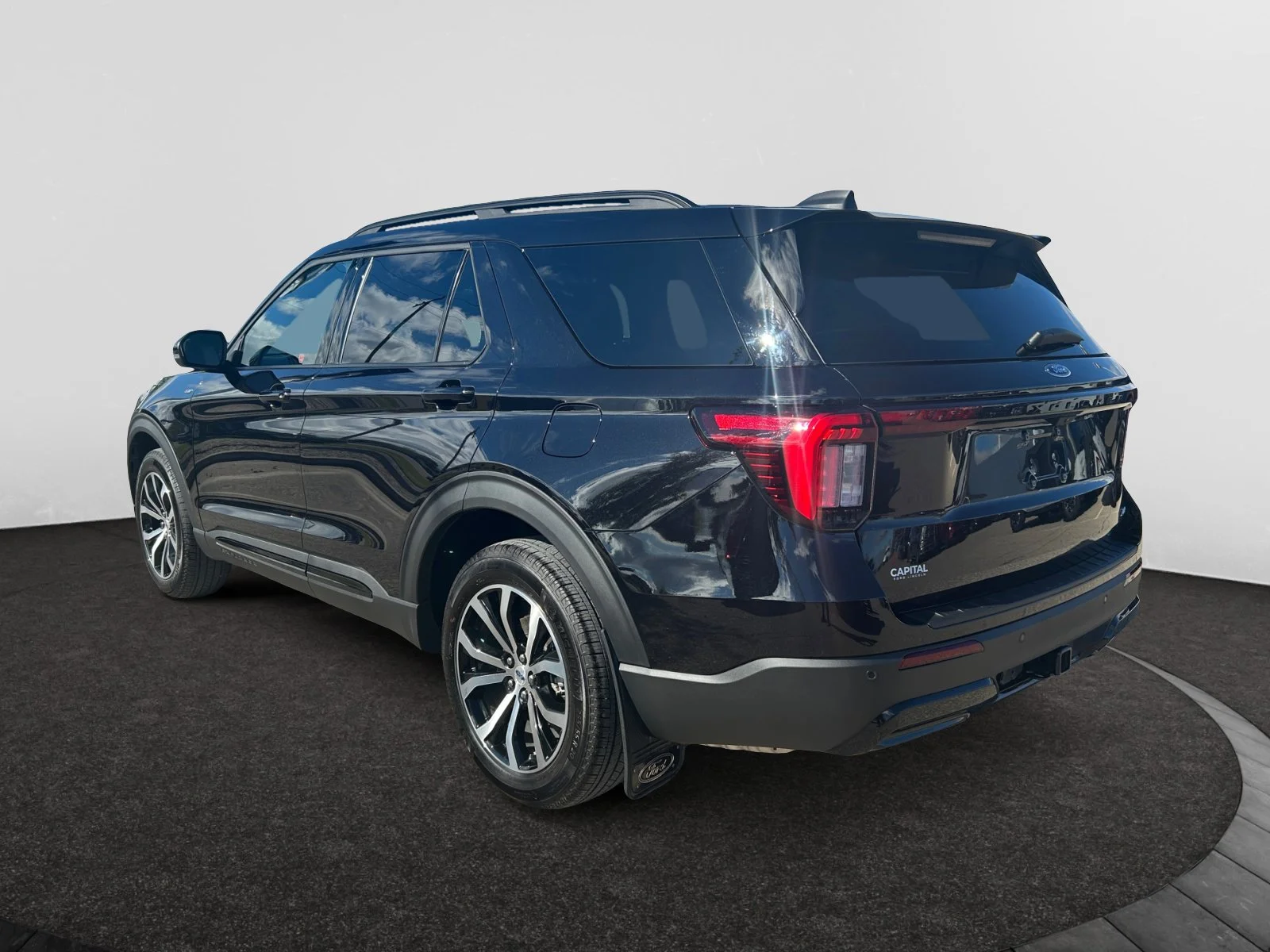 Used 2025  Ford ST-LINE 4WD Low Kms image 3