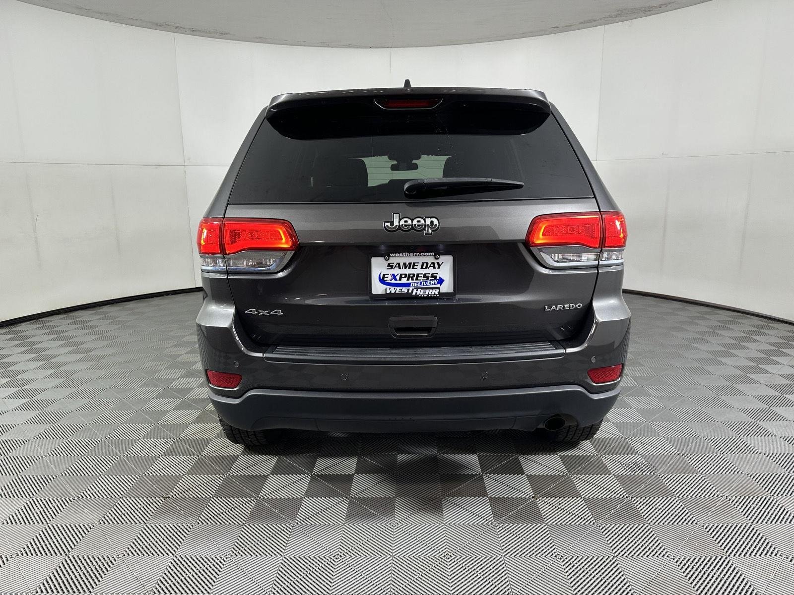 Used 2018 Granite Crystal Metallic Clearcoat Jeep Laredo E image 18