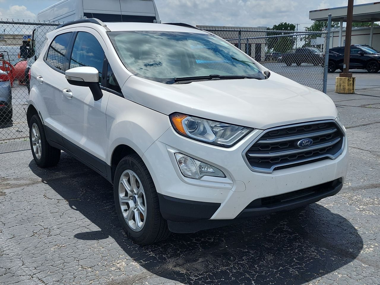 Used 2020 White Platinum Clearcoat Metallic Ford SE image 1