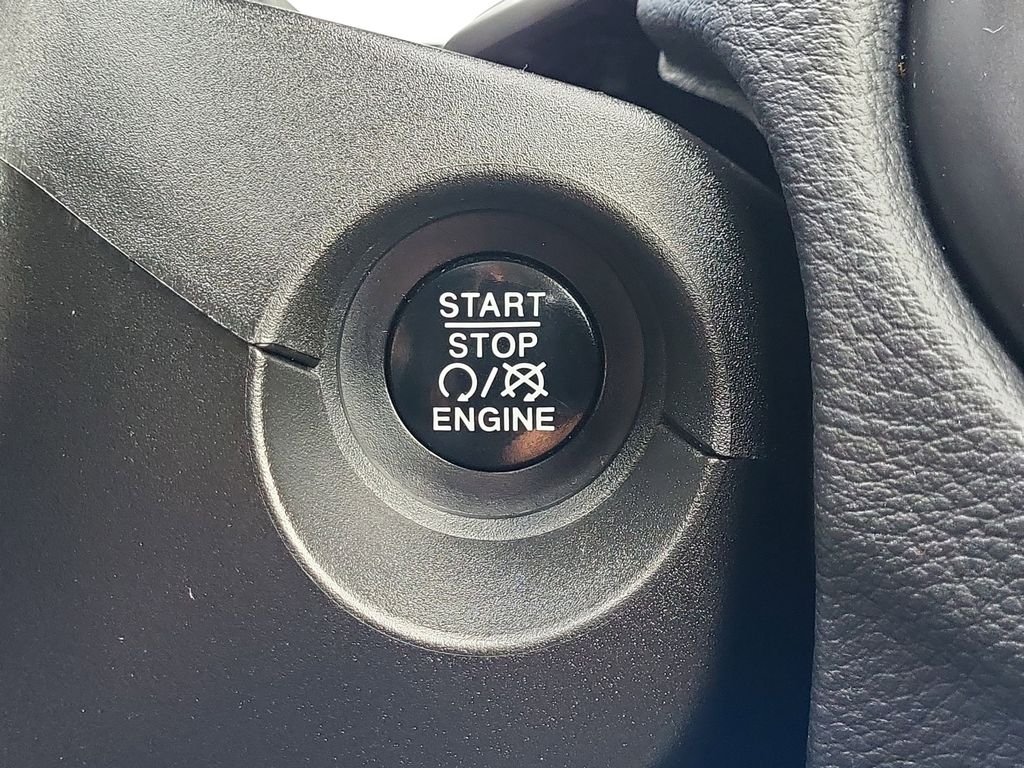 Used 2018 Green Jeep Latitude image 21
