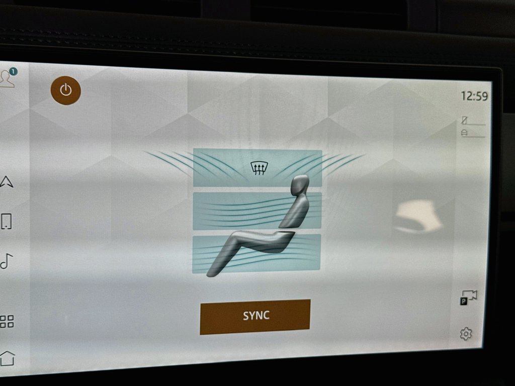 New 2026 Santorini Black Land Rover X-Dynamic SE image 17