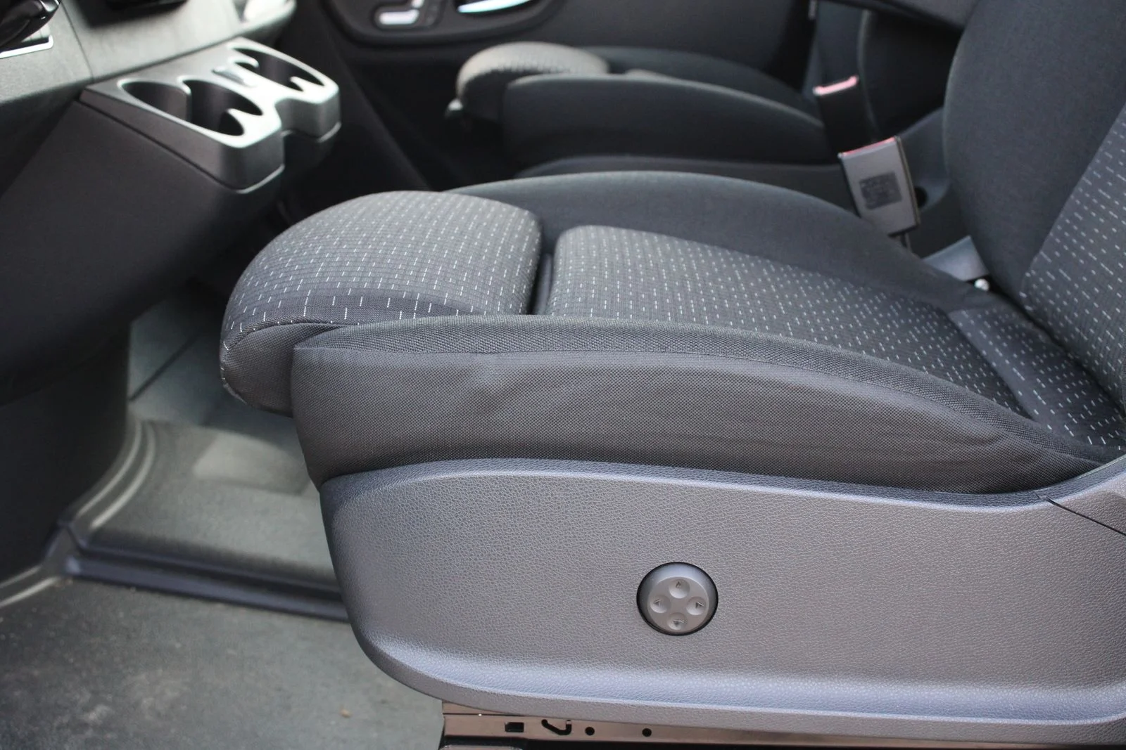 Used 2022  Mercedes-Benz Crew 144 WB image 25