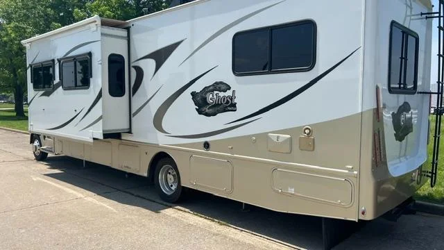 Used 2016 White INTERNATIONAL Ghost 36DS image 12