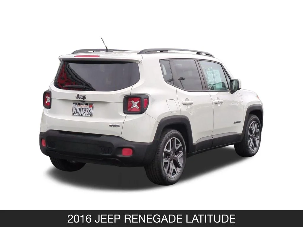 Used 2016 White Jeep Latitude image 9