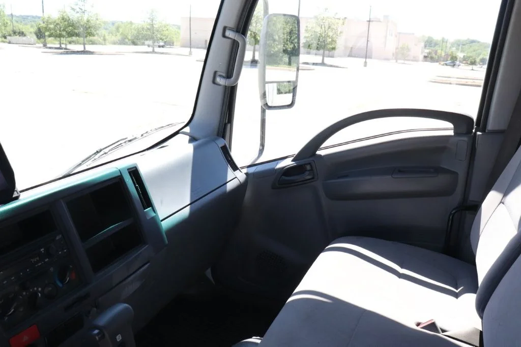 Used 2022  Isuzu NPR image 13