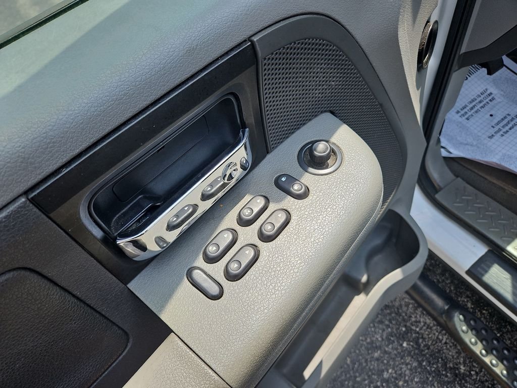 Used 2004  Ford  image 11