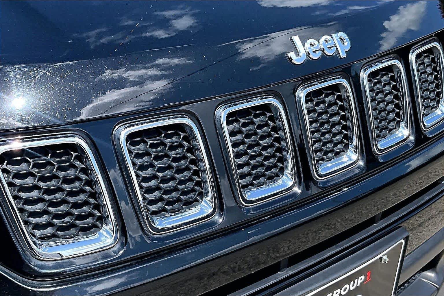 Used 2020 Diamond Black Crystal Pearlcoat Jeep Latitude w/Sun/Safety Pkg image 30
