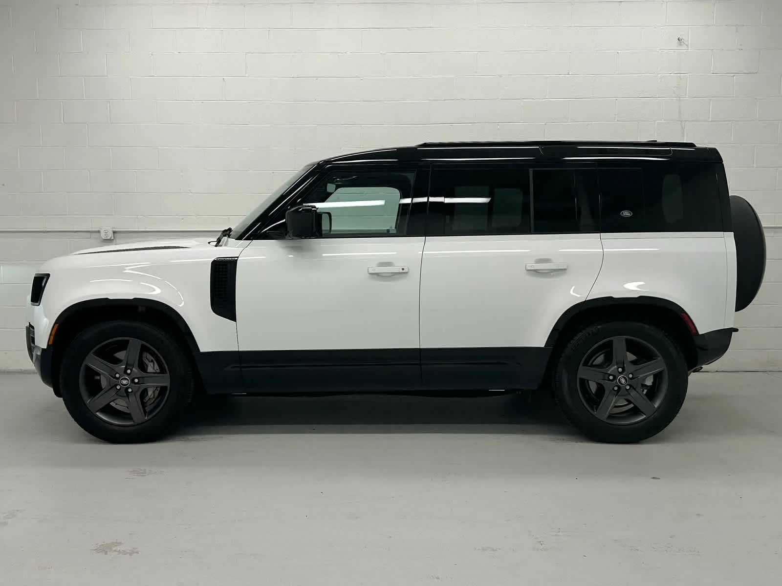 Used 2023 Fuji White Land Rover X-Dynamic SE image 3