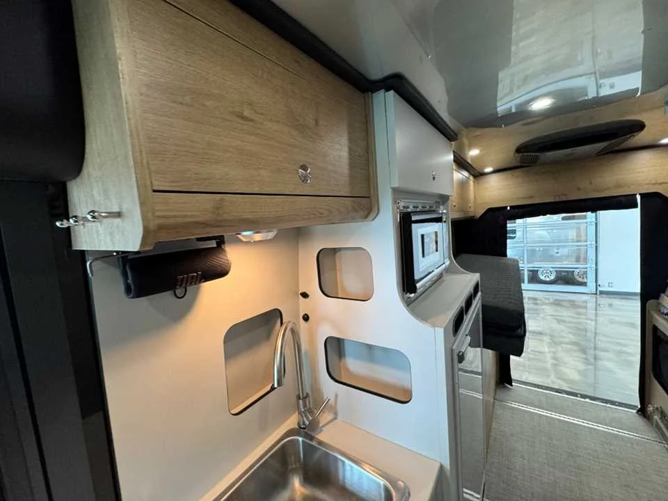New 2027 BRIGHT SILVER METALLIC AIRSTREAM  image 21