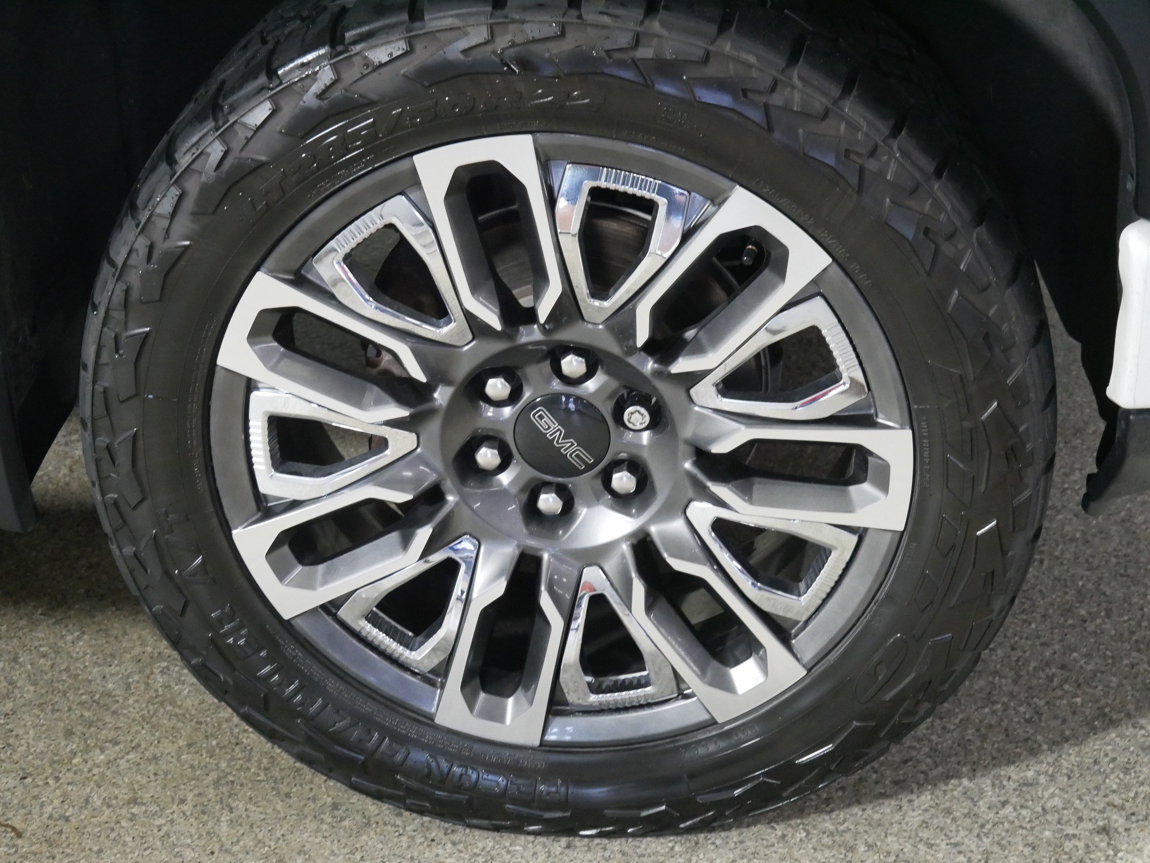 Used 2023 White Frost Tricoat GMC Denali Ultimate image 15