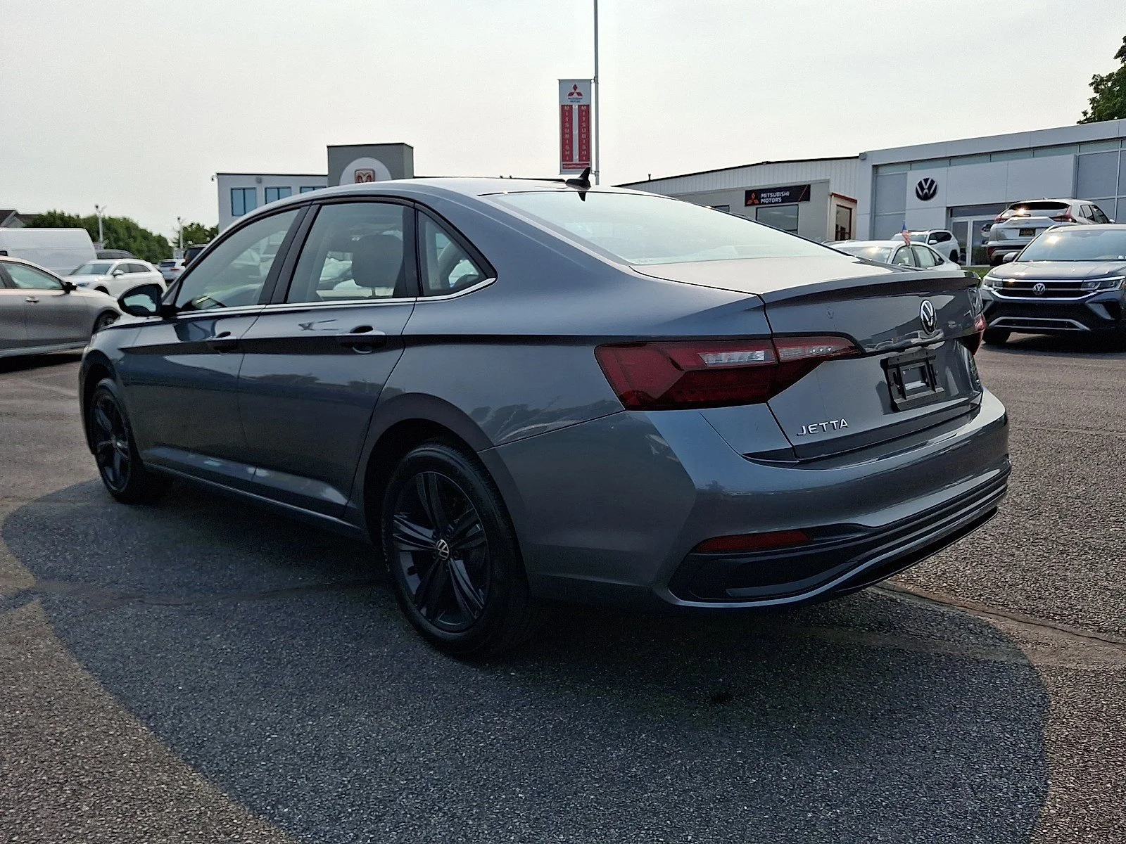 Certified Used 2023 Platinum Gray Metallic   2R2r Volkswagen SE image 4