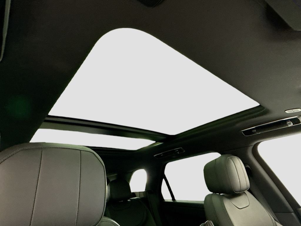 Used 2024 Fuji White Land Rover Dynamic SE image 17