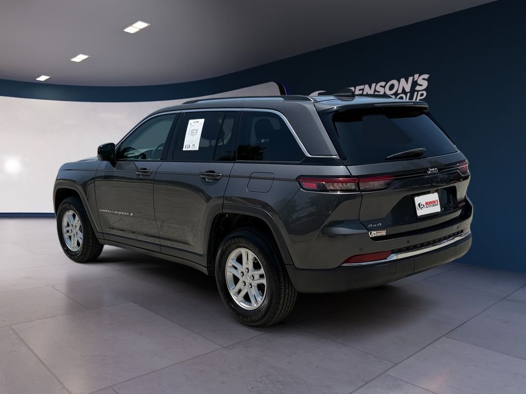 Used 2024 Gray Jeep Laredo image 3