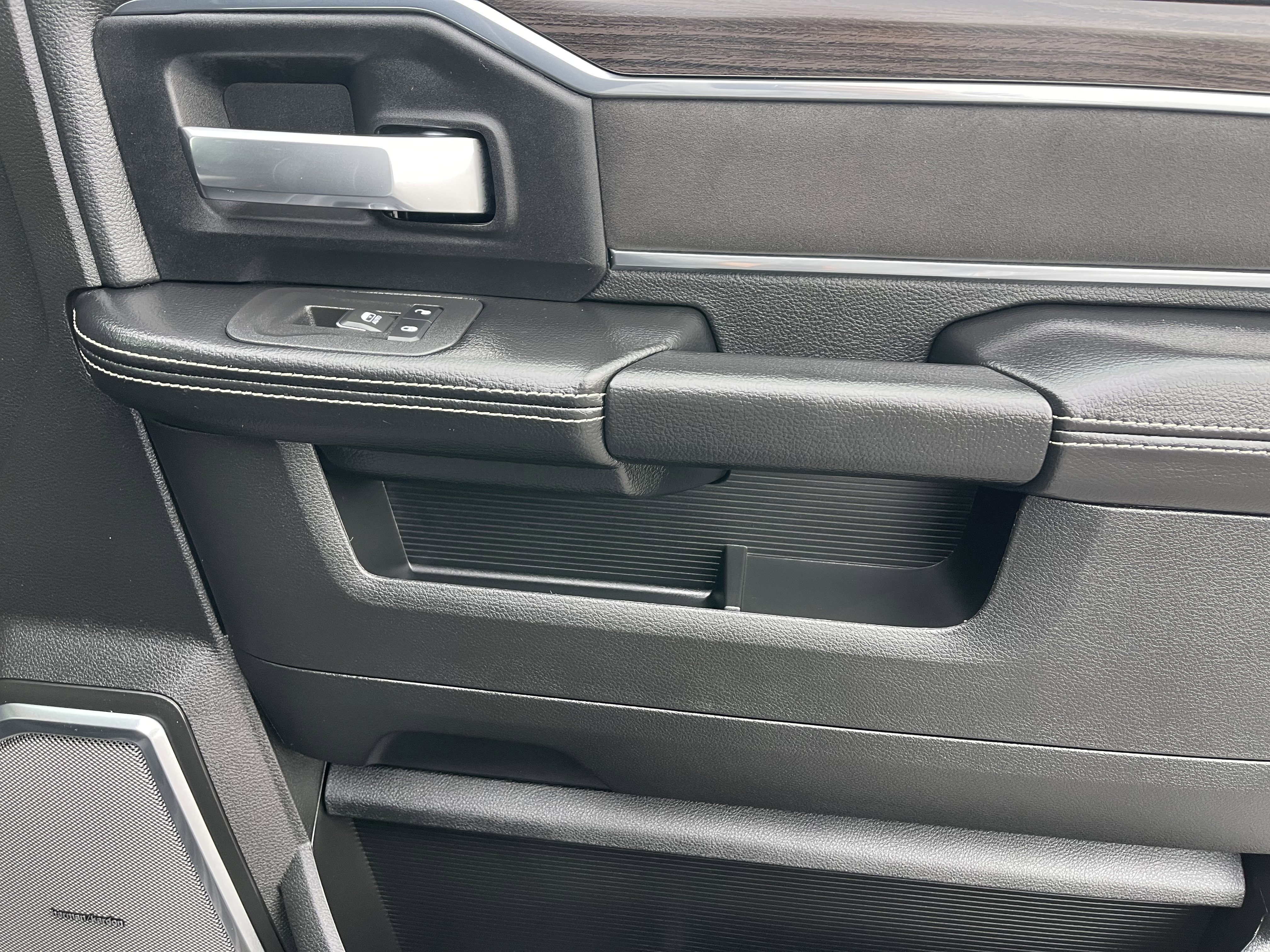 New 2026 Granite Crystal Metallic Clear-Coat Exterior Paint RAM Laramie image 28