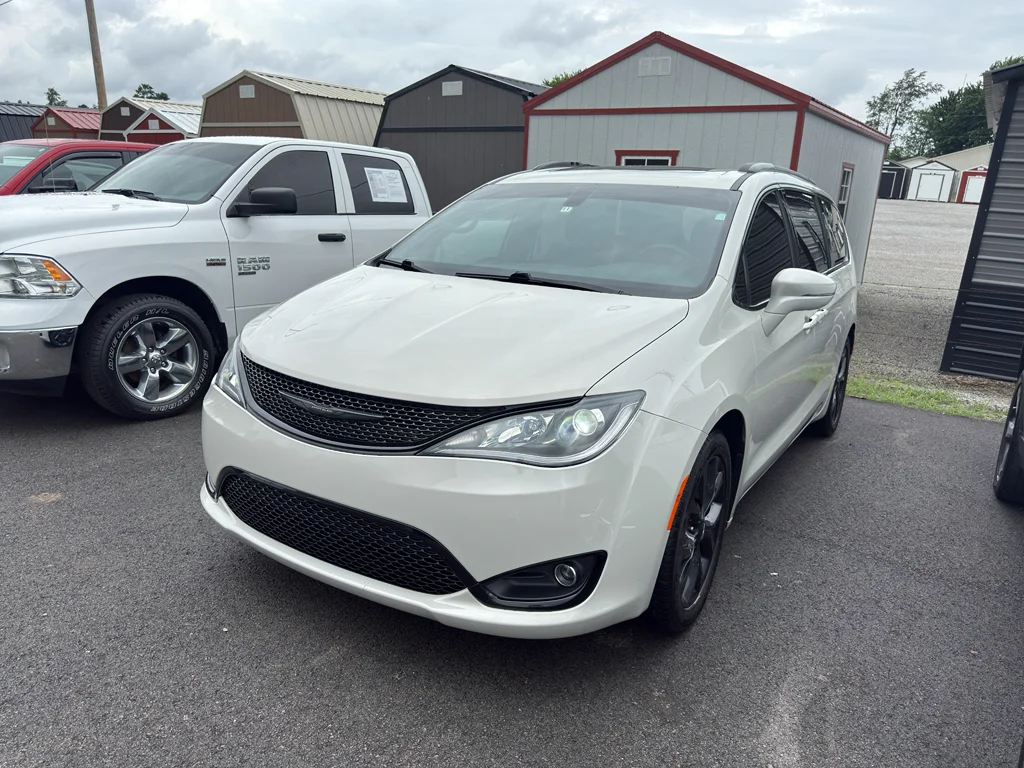 2020 Chrysler Pacifica Limited's photo