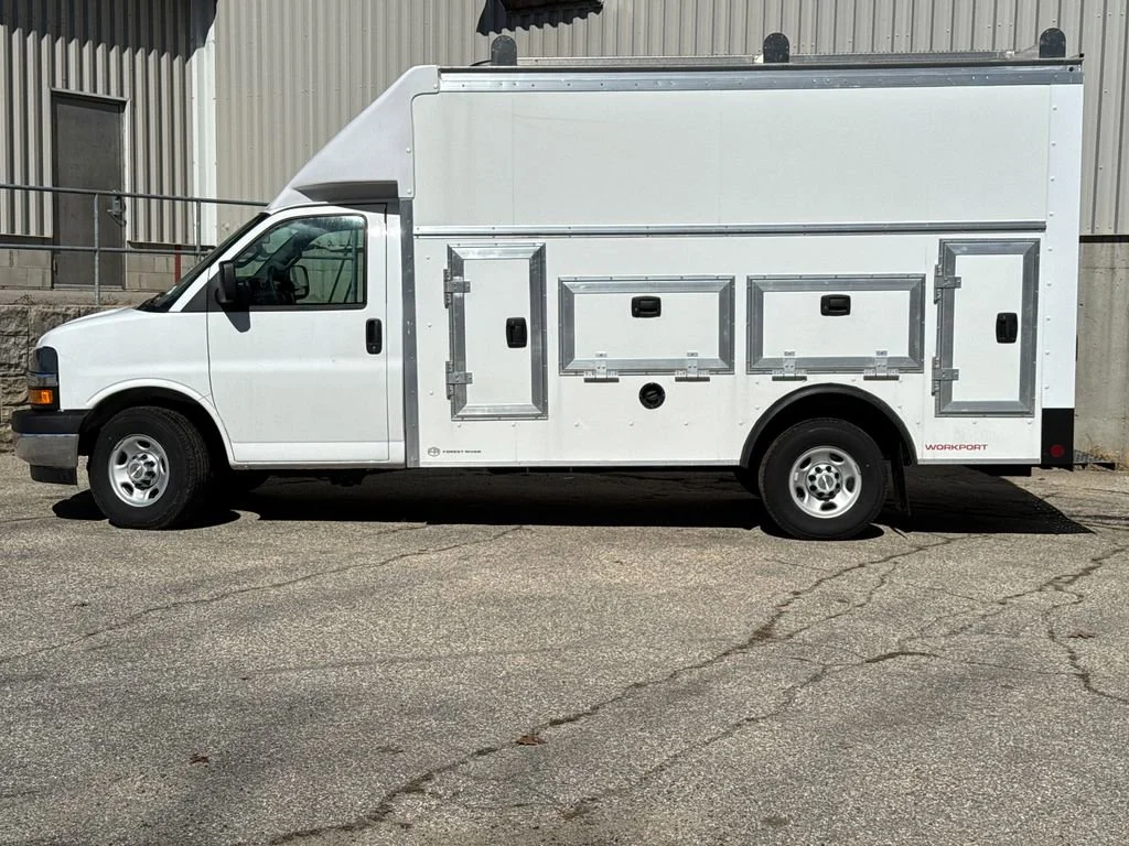 New 2026 Summit White Chevrolet 1WT image 5