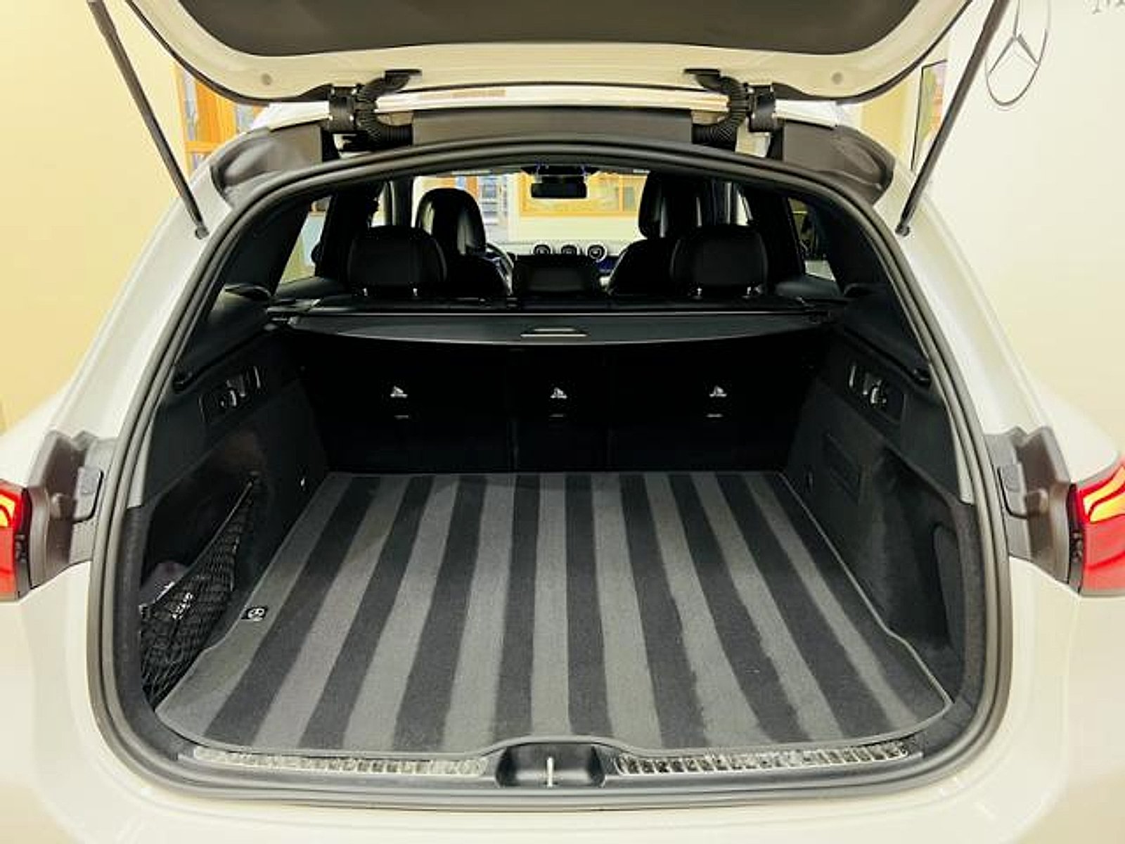 Certified Used 2025 Polar White Mercedes-Benz SUV image 21