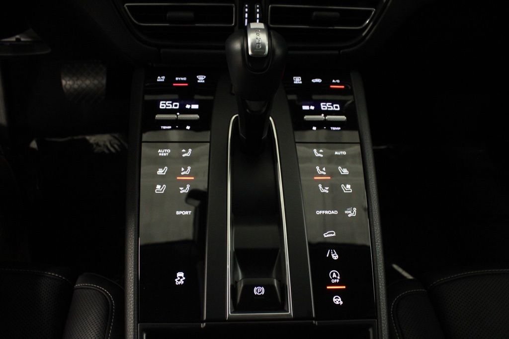 Used 2025  Porsche  image 24